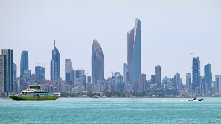 الجيش الكويتي يعلن التصدي لهجمات صاروخية وطائرات مسيرة معادية