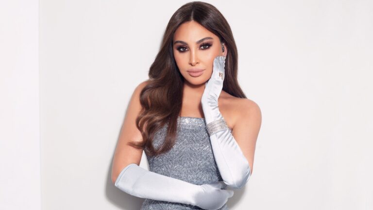 إليسا تودع السموكي الأسود وتتجه نحو اللمسات البرونزية الناعمة في مكياجها