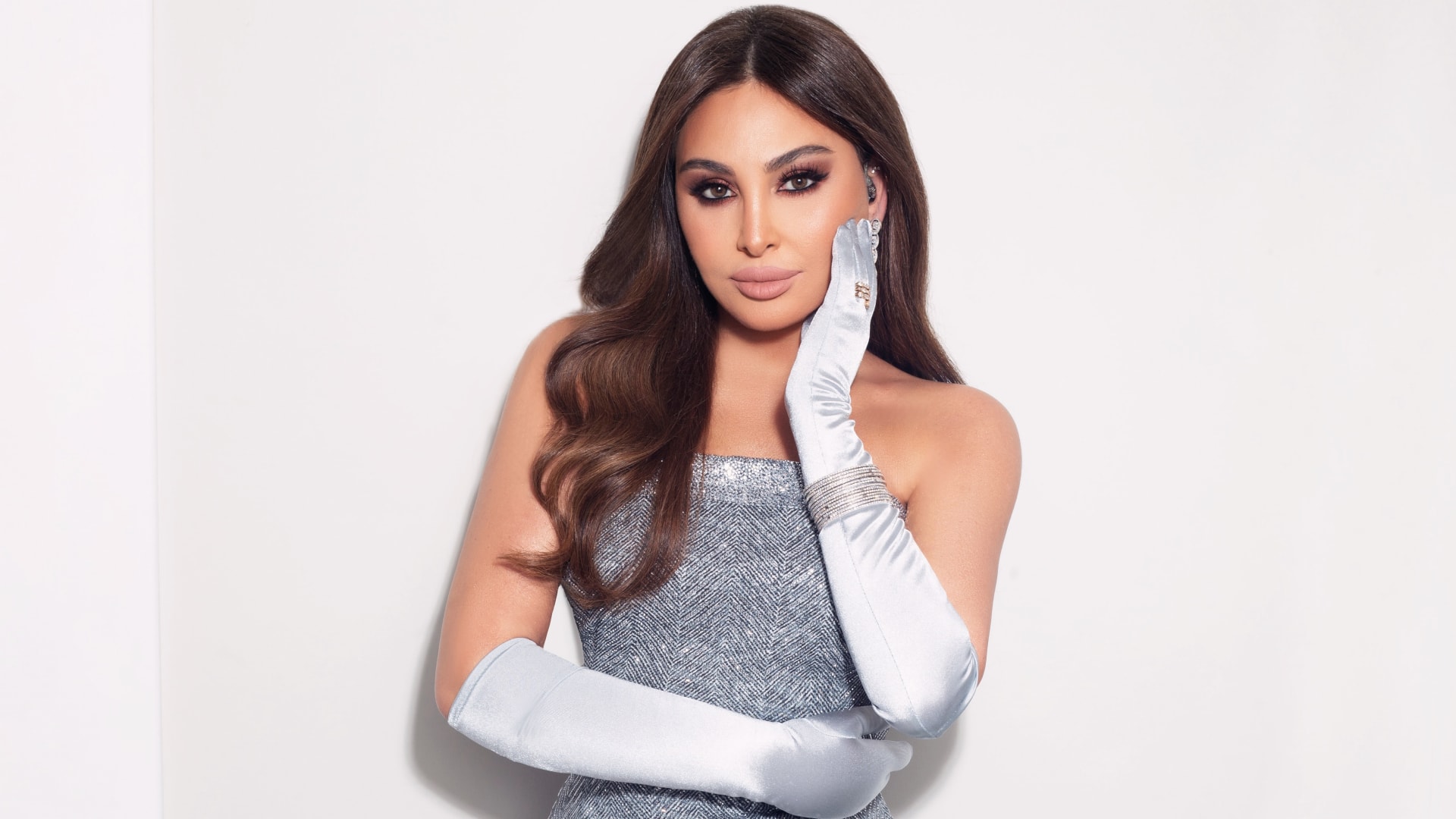 إليسا تودع السموكي الأسود وتتجه نحو اللمسات البرونزية الناعمة في مكياجها