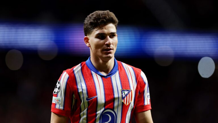 رئيس أتلتيكو مدريد يحسم موقف ألفاريز ويرفض بيعه حتى بـ200 مليون يورو