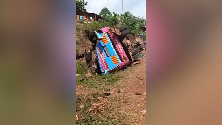 مقتل 20 طالباً على الأقل في حادث تصادم مروع لحافلة مدرسية في أوغندا