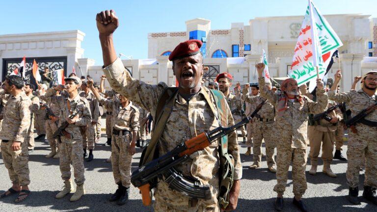 تصعيد الحوثي في مواجهة السعودية يثير قلق دول الخليج من توسع الصراع بين أمريكا وإيران