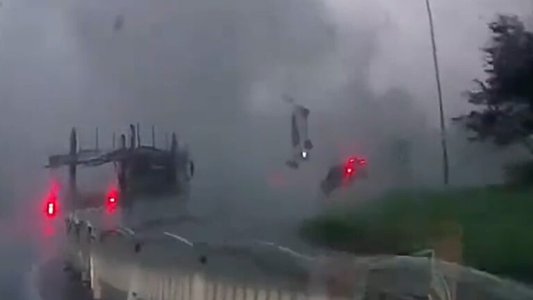 شاهد لحظة إعصار يقذف سيارتين في الهواء على طريق سريع بشرق الصين