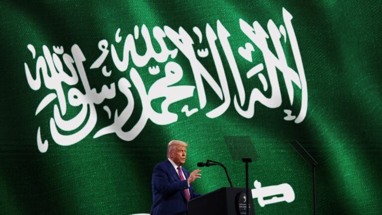 ترامب يقلب اتفاق النووي السعودي بعد أقل من 24 ساعة من توقيعه