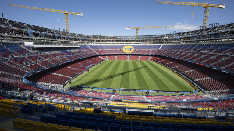 برشلونة يعلن وفاة عامل أثناء أعمال تجديد ملعب سبوتيفاي كامب نو