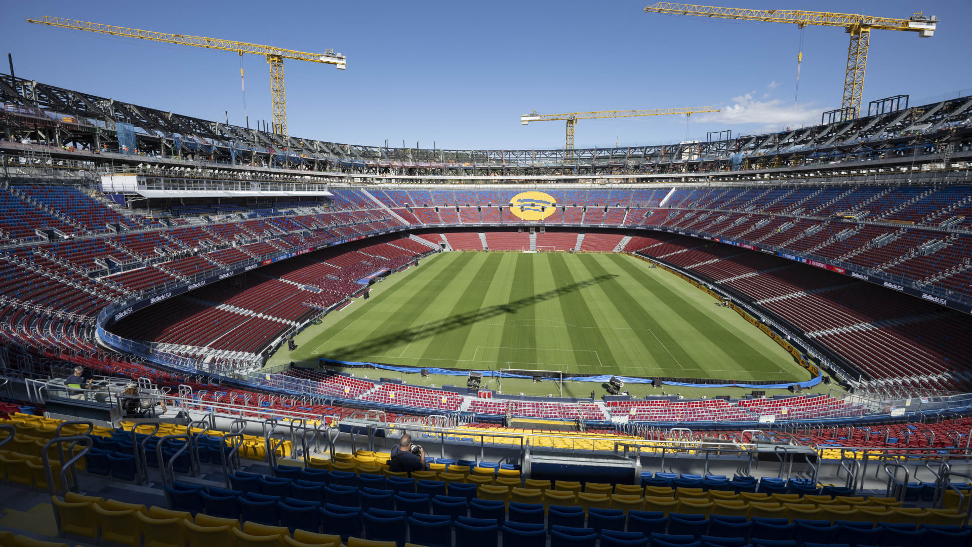 برشلونة يعلن وفاة عامل أثناء أعمال تجديد ملعب سبوتيفاي كامب نو