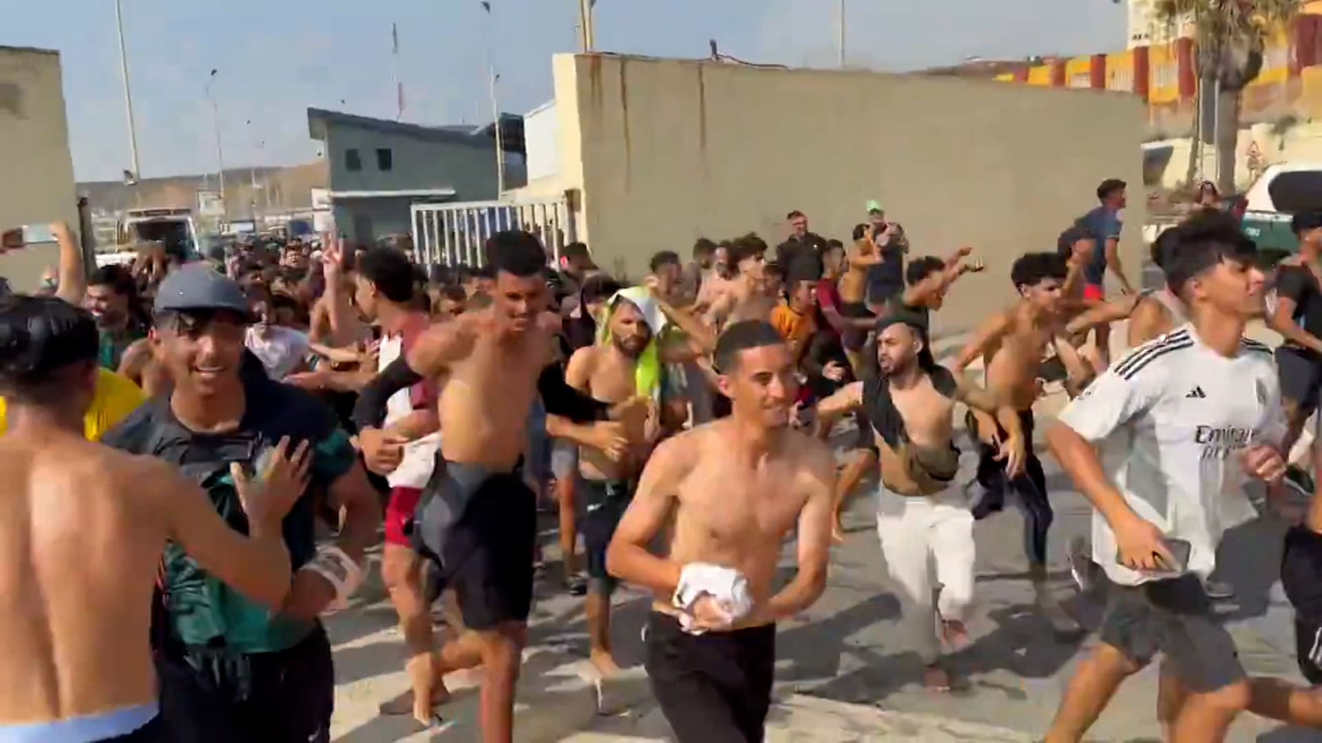 عشرات الآلاف يعبرون الحدود من المغرب إلى سبتة وإسبانيا تطلب إعلان حالة الطوارئ