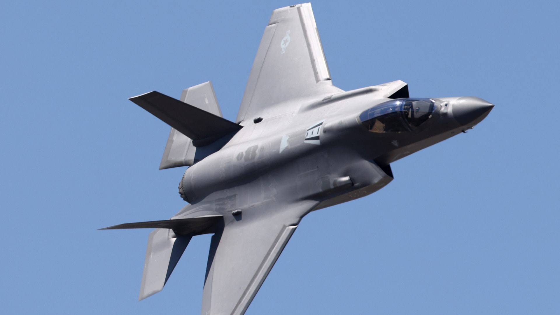 تحطم مقاتلة F-35B واشتعال النيران بها بقاعدة ميرامار في كاليفورنيا
