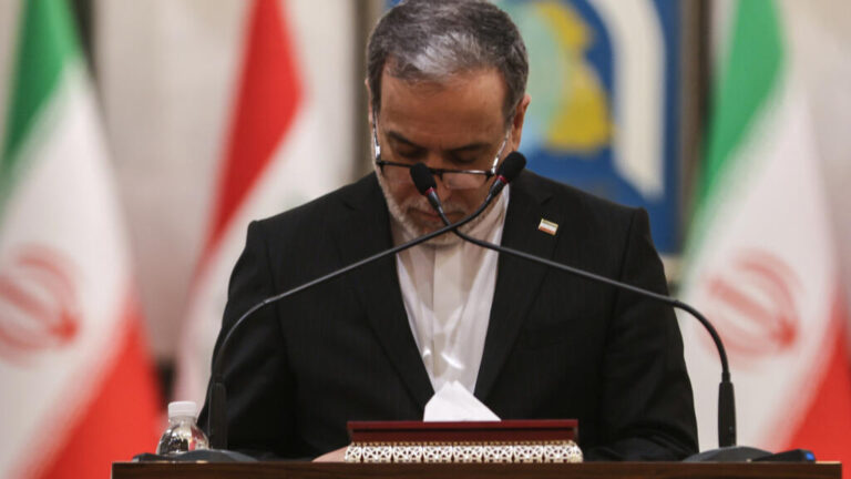 فنزويلا تستدعي السفير الإيراني احتجاجاً على تصريحات وزير الخارجية الإيراني التي وصفتها بمسيئة