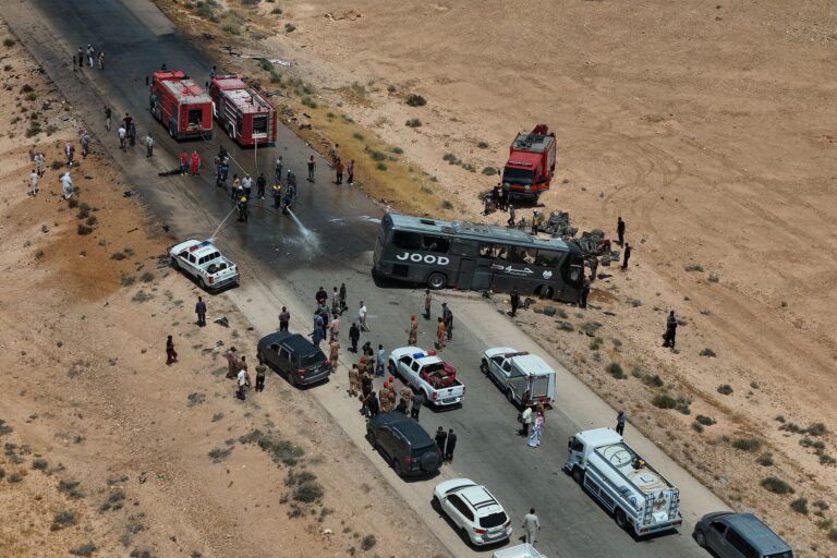 مصرع 35 شخصاً وإصابة 30 في تصادم حافلتي ركاب على طريق دمشق-دير الزور
