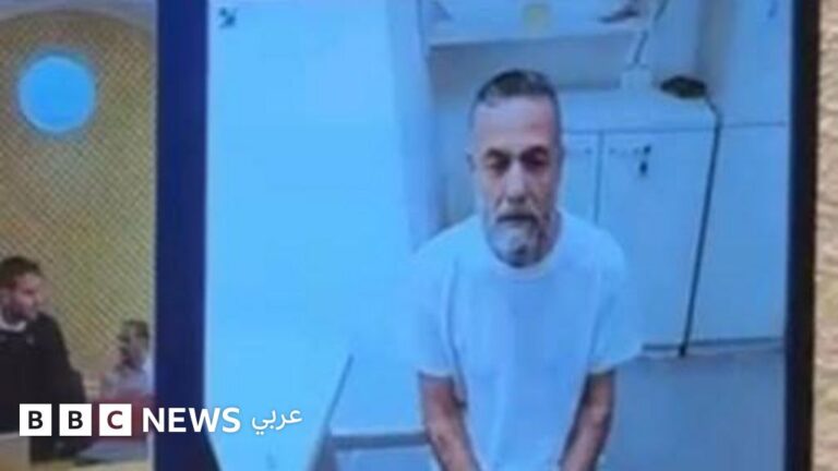 حسام أبو صفية يواجه تهديدًا مباشرًا لحياته داخل سجون إسرائيل بسبب اعتداءات متكررة