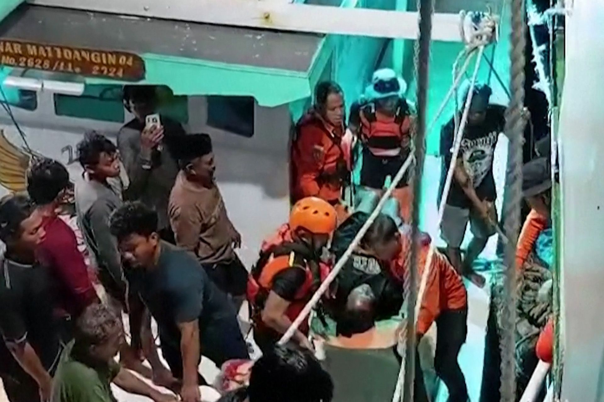 إنقاذ 5 ناجين بينهم طفلة بعد 3 أيام في البحر إثر غرق قارب في إندونيسيا