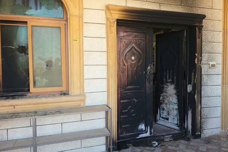 مستوطنون يهاجمون قرية التوانة ويشعلون النار في مسجد ويحاولون حرق منازل فلسطينية