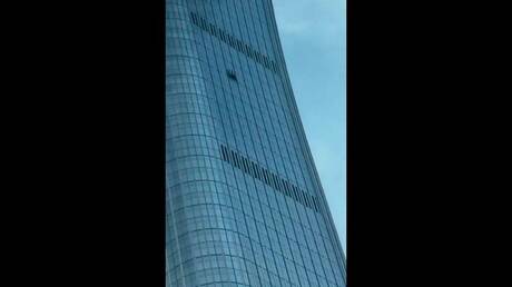 بكين تكشف أسباب تصرف طيار طائرة خفيفة نحو أطول ناطحة سحاب