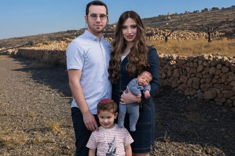 صحفي إسرائيلي يستخرج رخص أسلحة ويعلن انتقاله إلى بؤرة استيطانية في غور الأردن لسرقة أرض فلسطينية