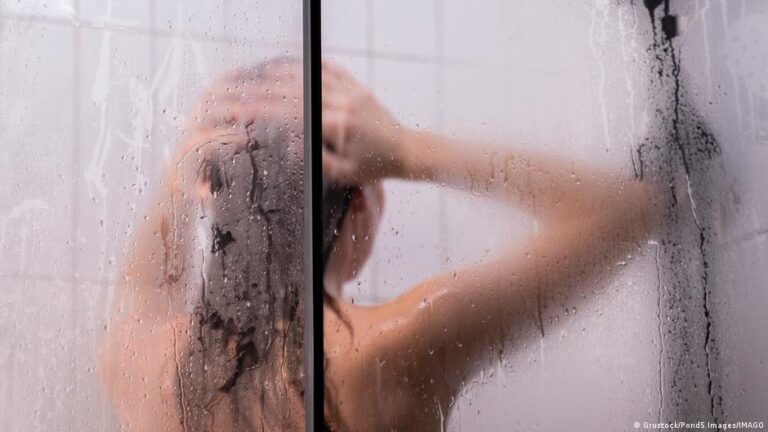 الاستحمام بالماء البارد قبل النوم قد يضر جودة نومك!