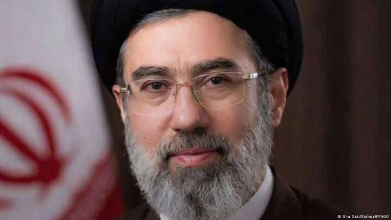 خامنئي يتوعد الولايات المتحدة بـ”دروس لا تُنسى” وسط تصعيد عسكري في الخليج