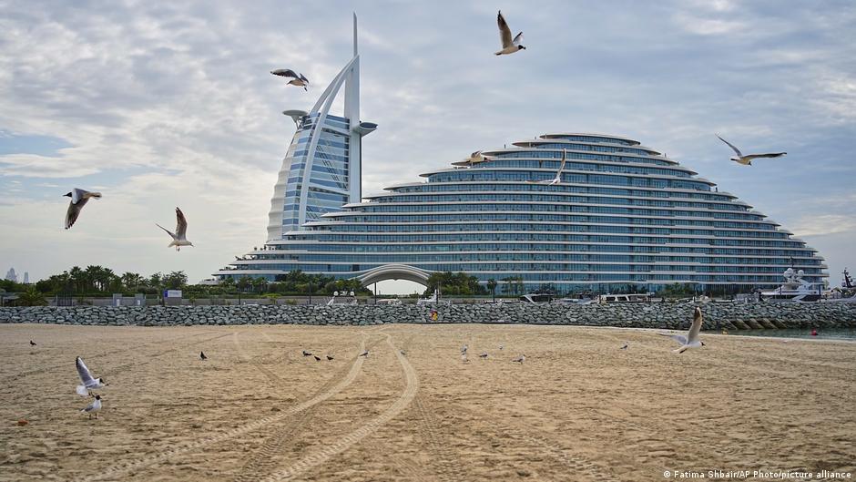 دبي تطلق حملة “تقرب الأحباب” ومكافآت مالية في ظل تحديات اقتصادية وأمنية