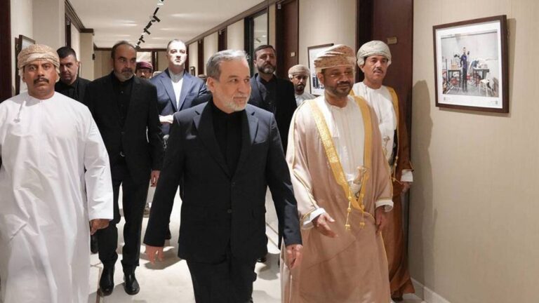 مفاوضات مسقط تحاول كبح تصاعد التوتر بين طهران وواشنطن وسط تهديدات متبادلة
