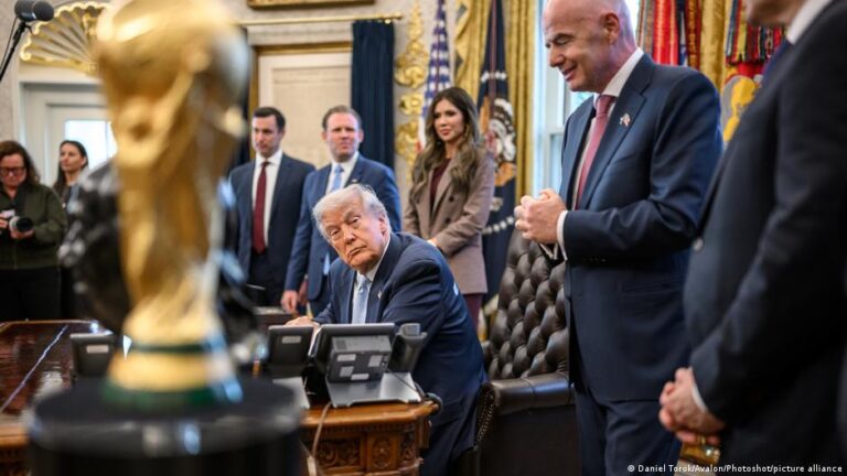 هل أصبحت الرياضة جزءاً لا يتجزأ من السياسة؟