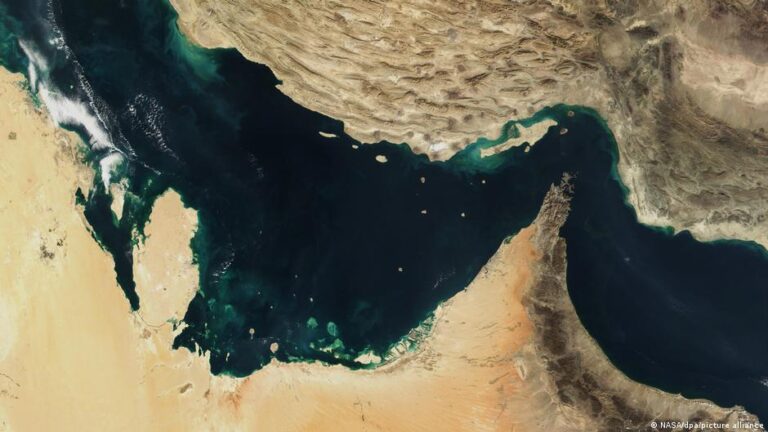 إيران وعُمان تختمان محادثات مضيق هرمز دون تقدم وسط تصاعد التوترات وتهديدات متبادلة مع واشنطن