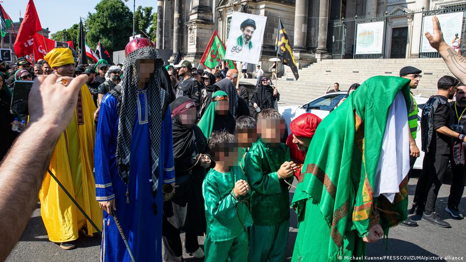 انتقادات بسبب تقييد أطفال في مسيرة عاشوراء ببرلين وتدخل الشرطة