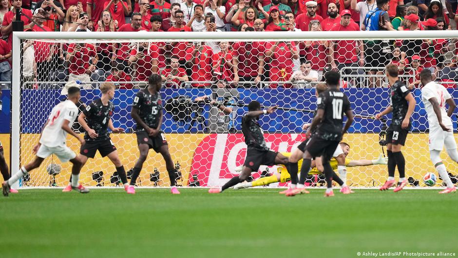 المغرب يتأهل أولاً لربع نهائي مونديال 2026 بعد الفوز بثلاثية على كندا