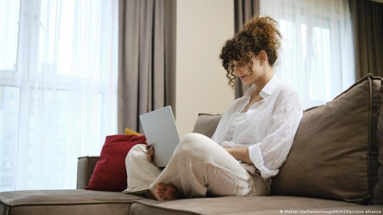 كيف أصبح العيش وحيداً توجهًا رقمياً يجذب ملايين المشاهدين؟