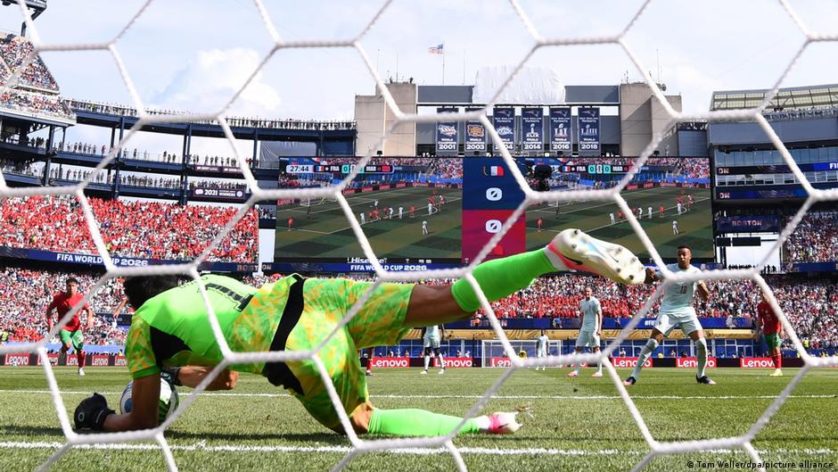 نادر السيد يشيد بأداء ياسين بونو ومصطفى شوبير في مونديال 2026 ويعتبرهما نجمي البطولة