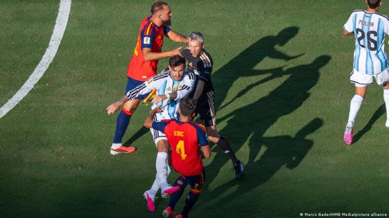 الأرجنتين تخسر لقب كأس العالم وسط انتقادات دولية لسلوك اللاعبين