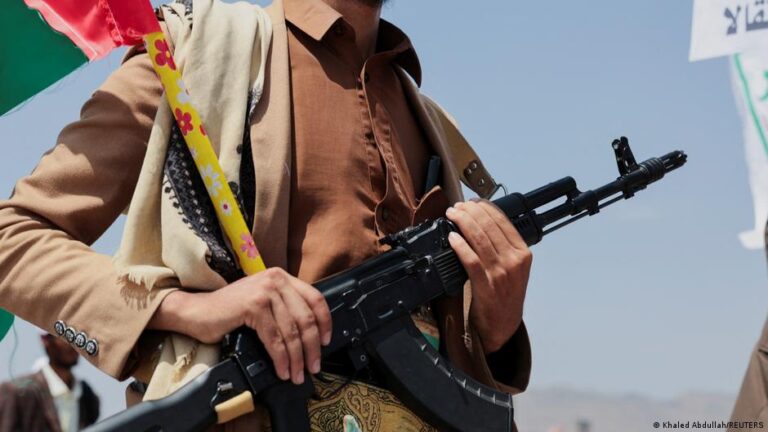 الحوثيون يستهدفون ناقلة نفط سعودية والرياض تعترض طائرات مسيّرة مستهدفة للمنشآت النفطية