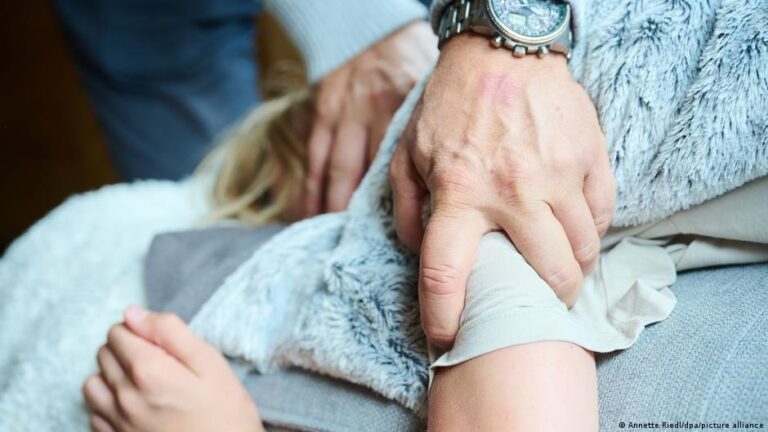 اتهامات خطيرة بحق سياسي سويسري سابق بارتكاب جرائم اغتصاب قاصر وتخديرها