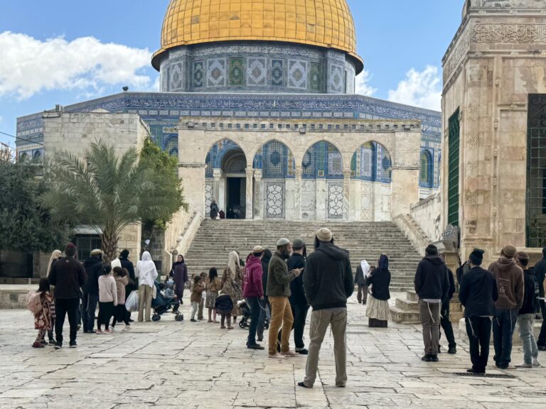 مئات المستوطنين يقتحمون الأقصى وإخطارات بإخلاء منازل في شمال القدس
