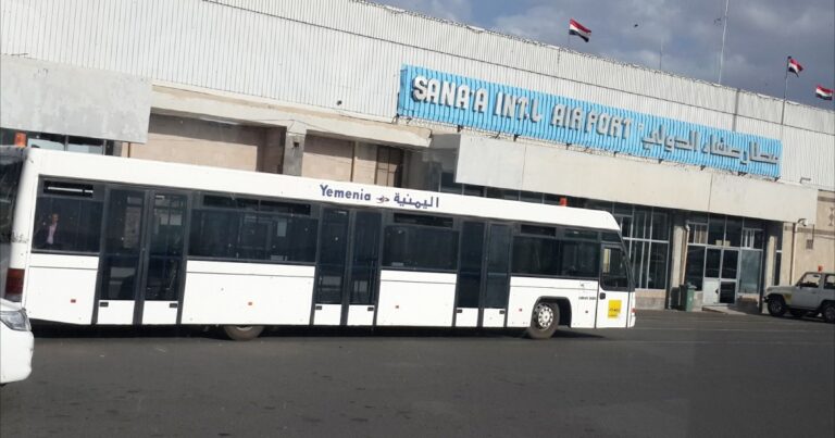 الحكومة اليمنية تتبنى قصف مطار صنعاء واتهامات حوثية للسعودية