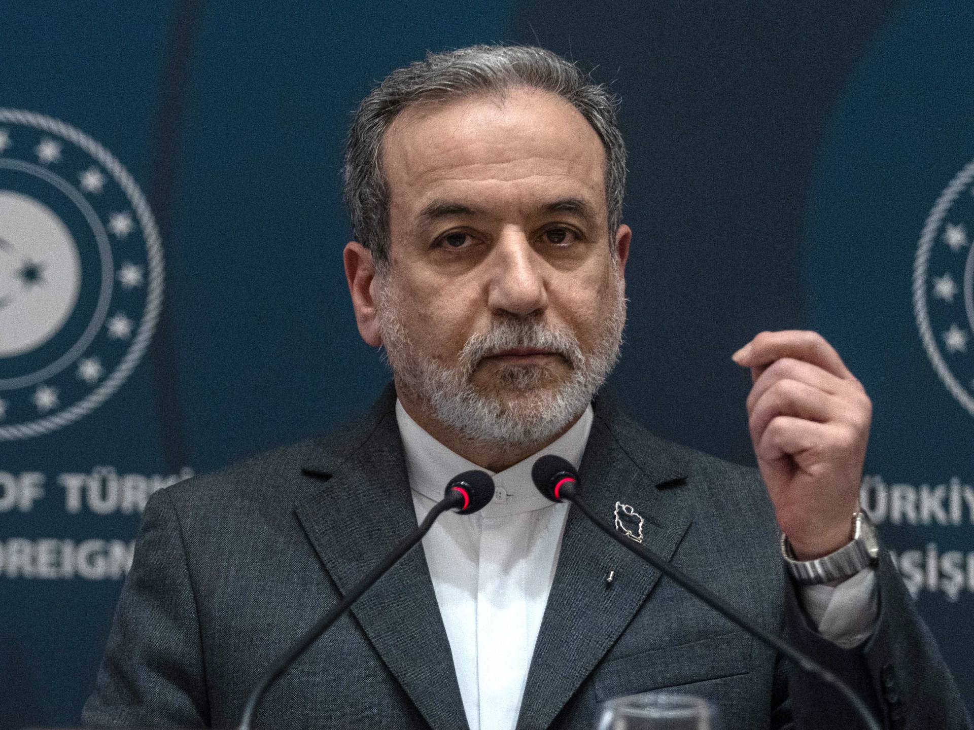 مقابلة عباس عراقجي تثير جدلاً واسعاً في طهران حول إفشاء أسرار أمنية