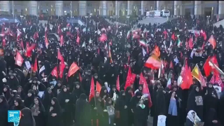 بدء مراسم تشييع آية الله علي خامنئي في طهران بمشاركة آلاف الإيرانيين