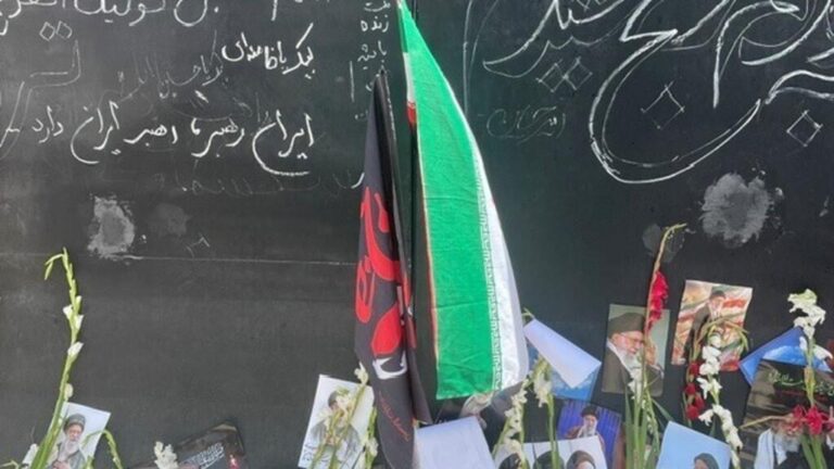 آلاف المشاركين في طهران يشيعون المرشد الأعلى علي خامنئي وسط هتافات ضد أمريكا وإسرائيل