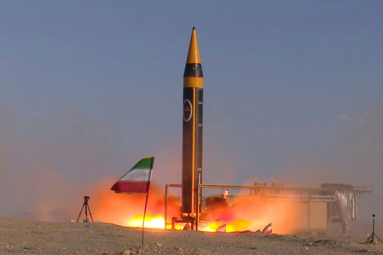 الحرس الثوري الإيراني يعلن استهداف قاعدة أمريكية في الأردن بصواريخ باليستية