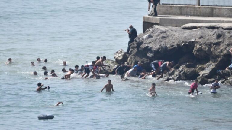 وصول أكثر من 1500 مهاجر إلى سبتة من المغرب وسط تحذيرات من أزمة إنسانية