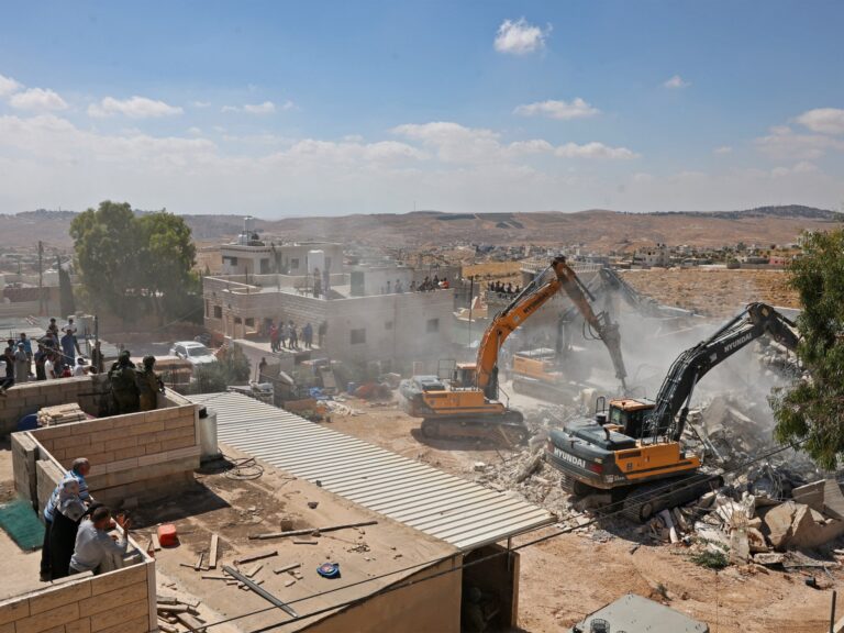 بن غفير يقتحم قرية فلسطينية ومستوطنون يصيبون شاباً والاحتلال يواصل هدم المنازل بالضفة