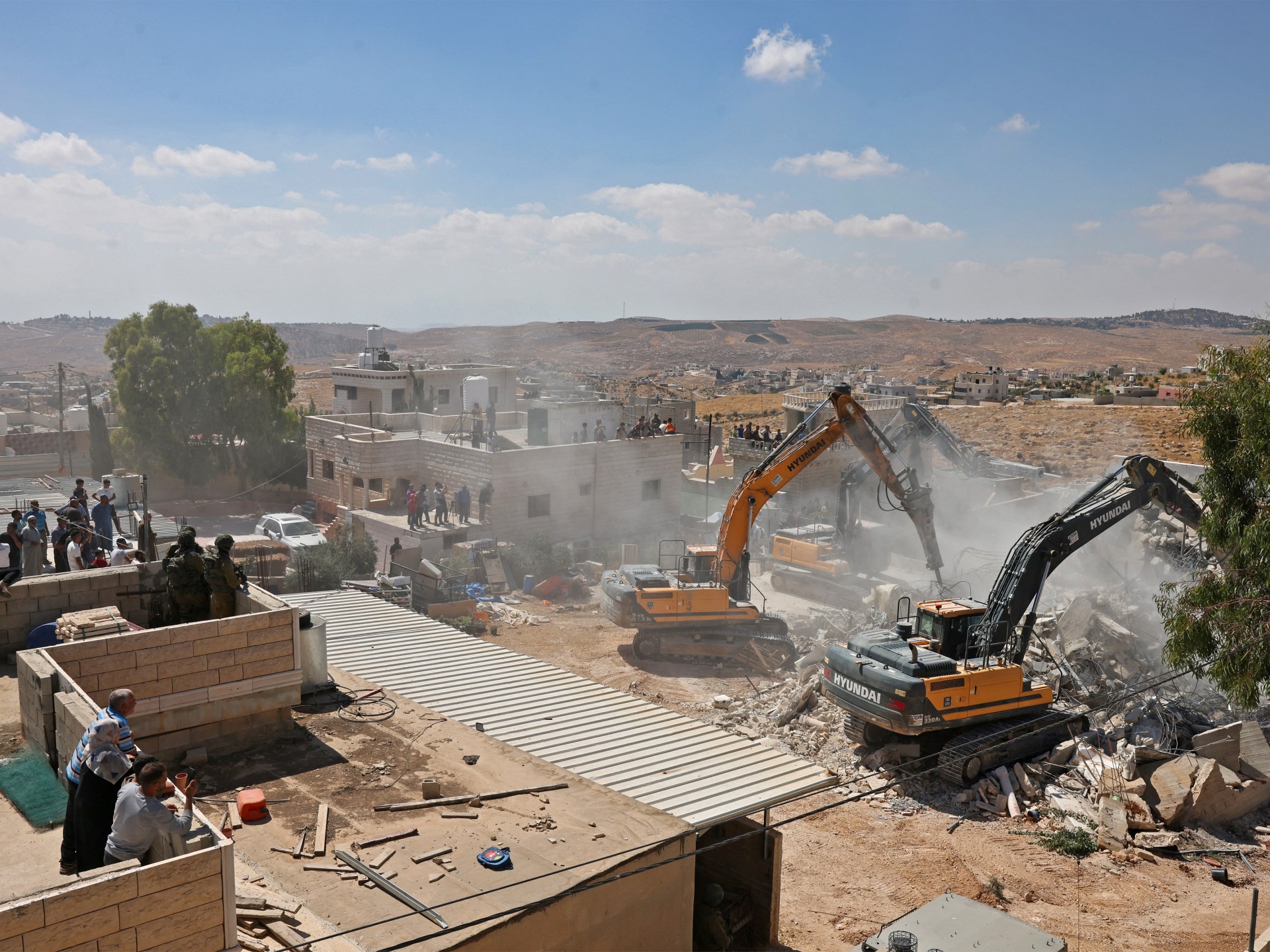بن غفير يقتحم قرية فلسطينية ومستوطنون يصيبون شاباً والاحتلال يواصل هدم المنازل بالضفة
