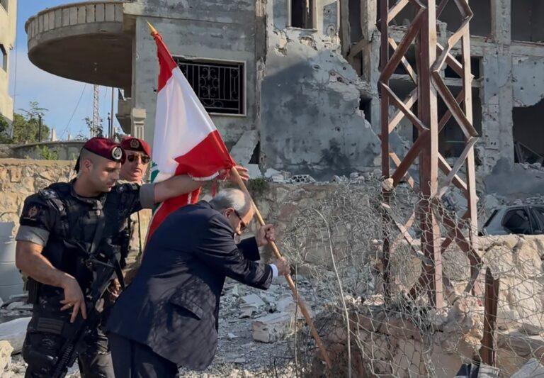 لبنان: سلّام يتفقد زوطر الغربية وعون يحدد شروط نزع سلاح حزب الله