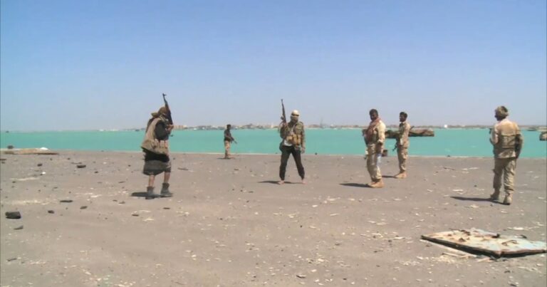الحوثيون يعلنون حظر الملاحة السعودية عبر باب المندب ويهددون بتصعيد عسكري شامل