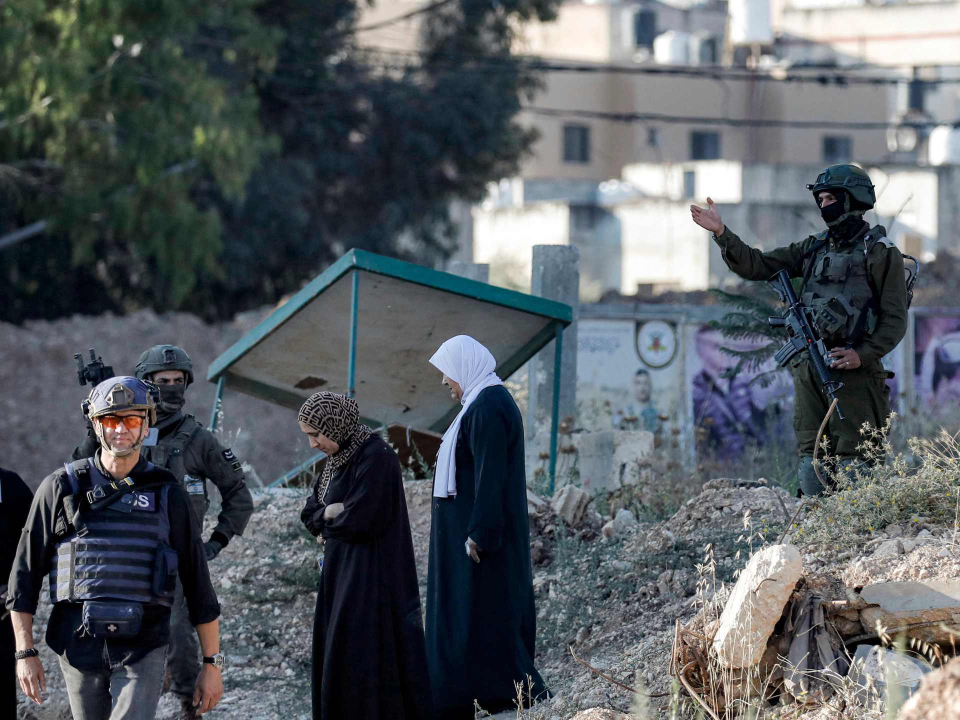 كيف حول الاحتلال مقابر الضفة الغربية لمناطق عسكرية يفرض فيها القيود على دفن الفلسطينيين؟