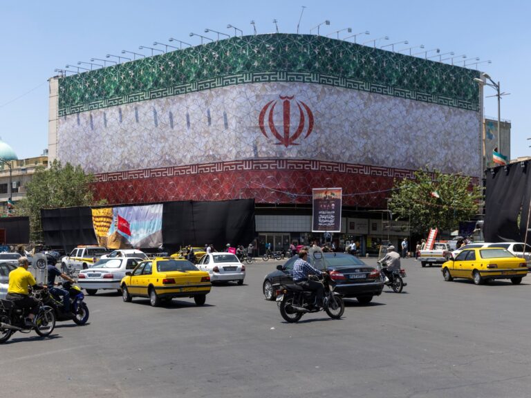إيران بين تنفيذ مذكرة التفاهم مع واشنطن وتصعيد التوتر في مضيق هرمز