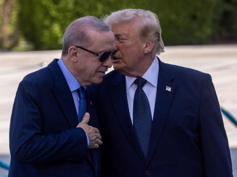 ترمب يشيد بأردوغان ويهدد بسحب القوات الأمريكية من أوروبا وسط توترات مع الناتو