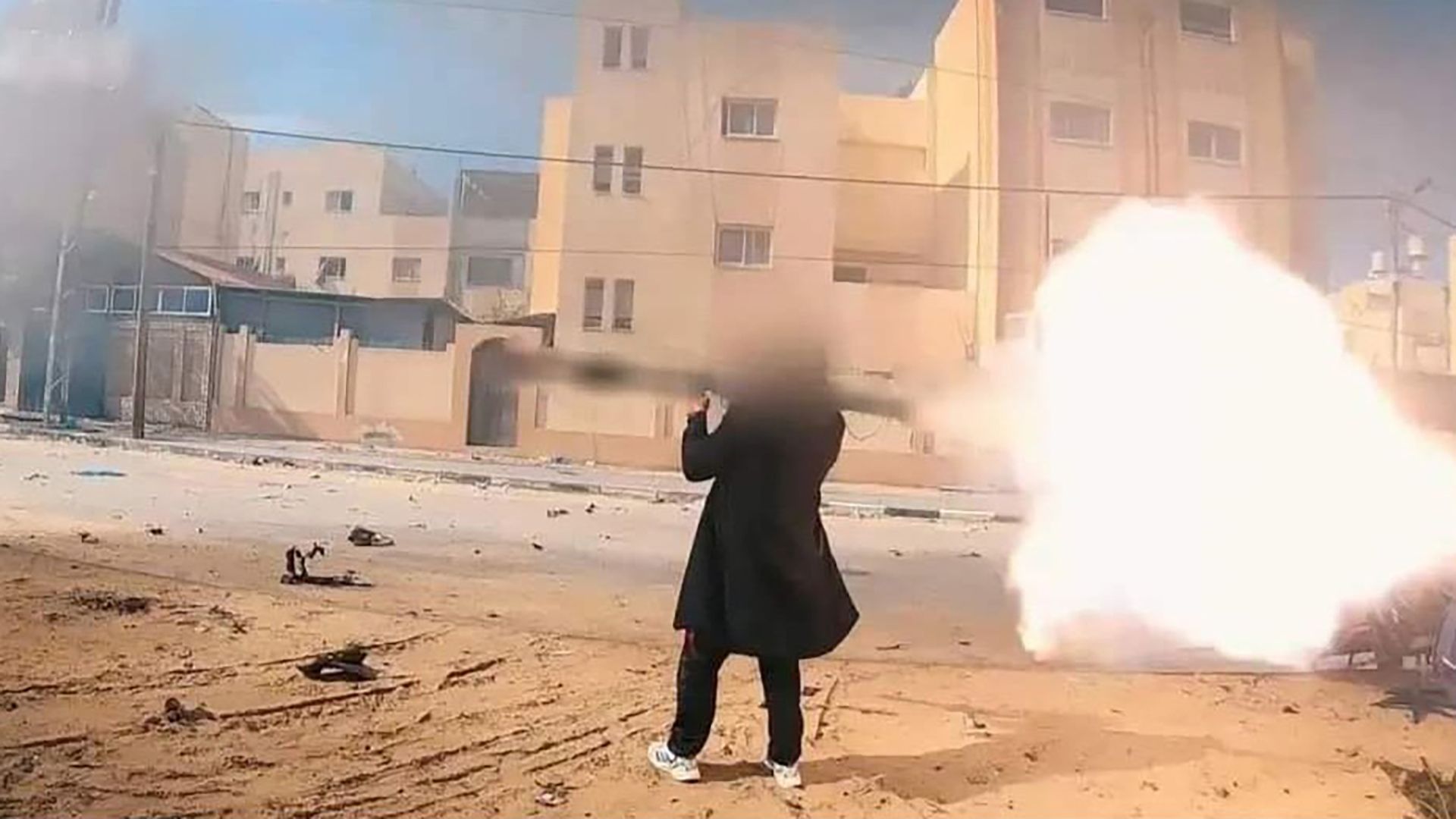 كتائب القسام تكشف رتبة “المقاتل الأنيق” حمزة عامر وتعرض مشاهد جديدة له في خان يونس