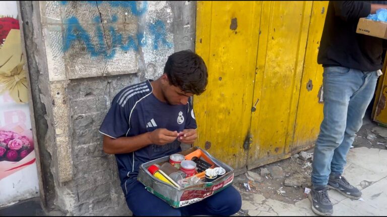 ندرة الولاعات في غزة ترفع أسعارها 100 مرة ودفعت السكان لإصلاحها