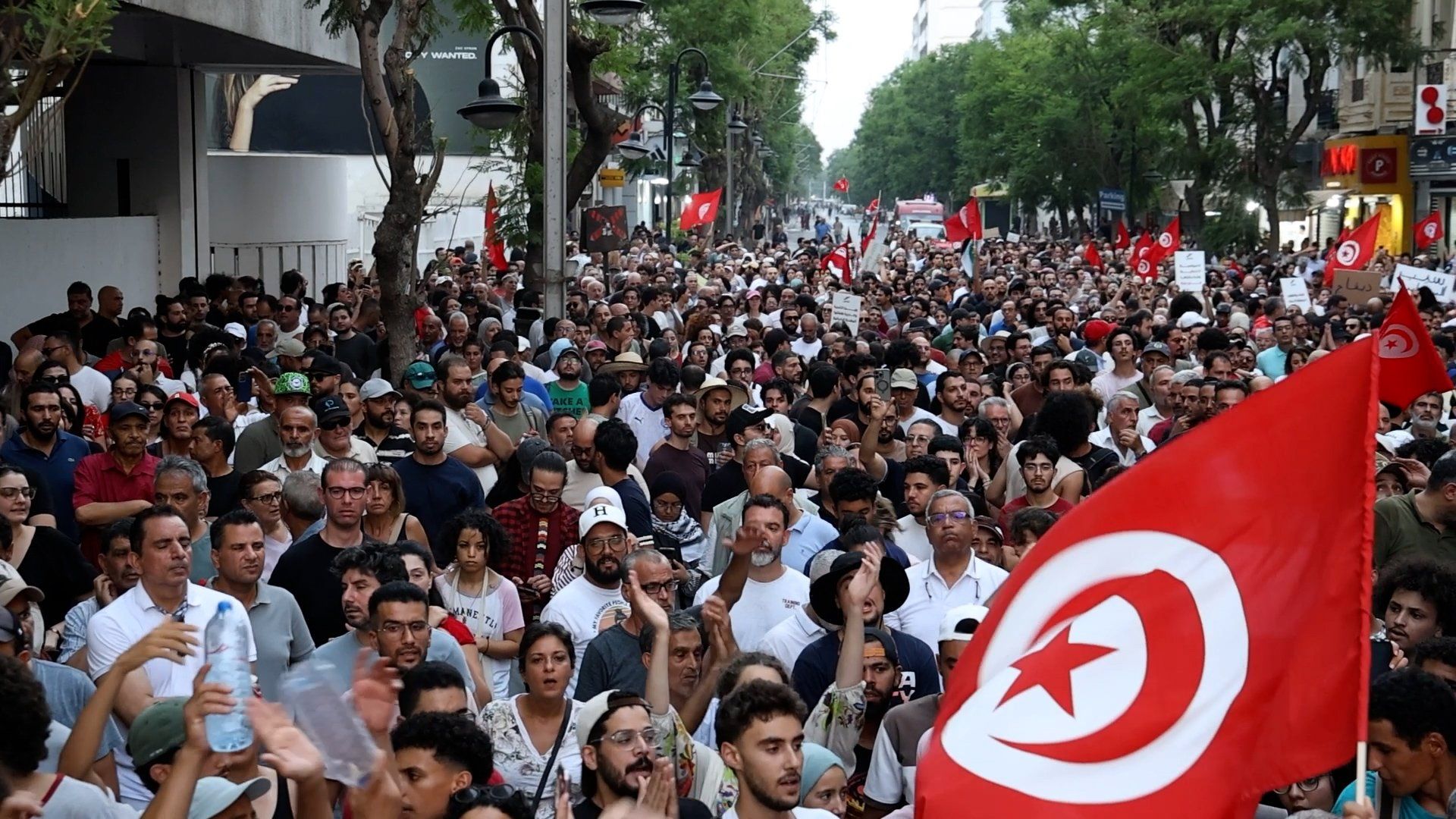 في ذكرى الإجراءات الاستثنائية.. تظاهرات حاشدة تطالب برحيل قيس سعيّد في تونس