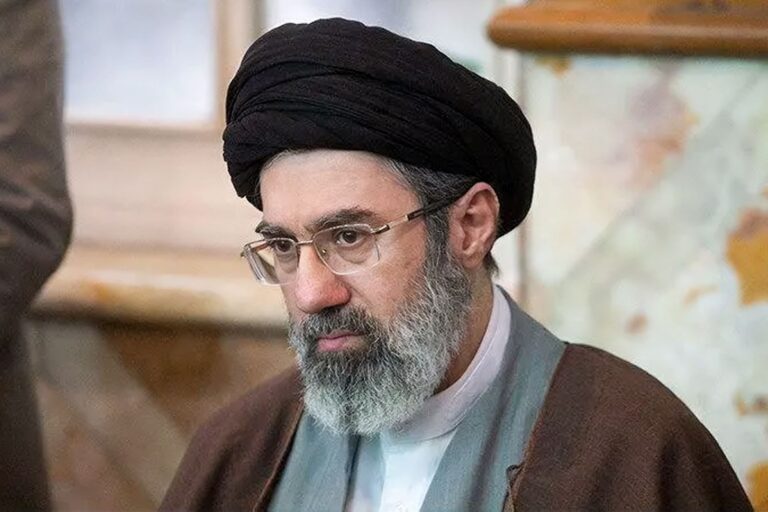 مجدتبا خامنئي يهدد واشنطن بتلقينها دروساً قاسية ويصف توقيع ترمب بلا قيمة